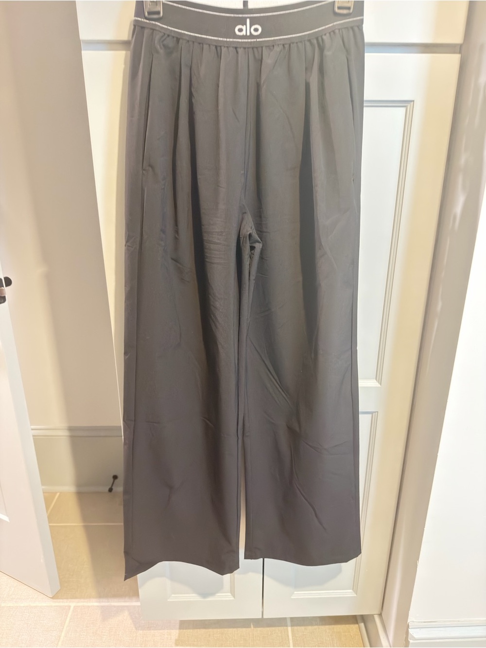 Alo women’s Black trouser pants